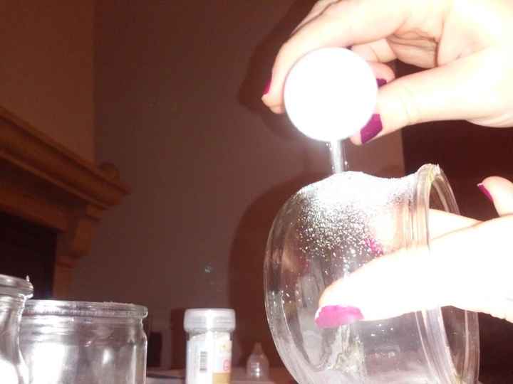 Versez vos paillettes sur l'intégralité de votre pot. Mettre une feuille en dessous afin de récupére