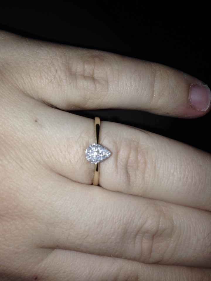 Qui porte une bague de fiançailles ? - 1