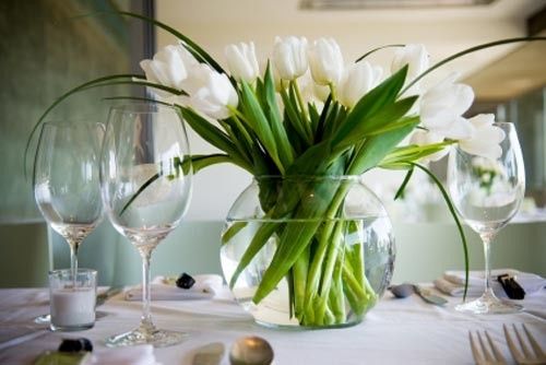 Vase rond avec des tulipes