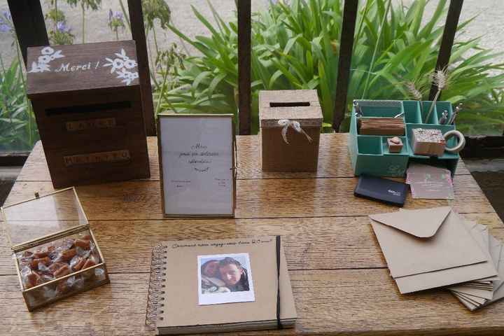 Tables à urnes! Une urne pour les petits mots et les attentions.. une urne pour les tickets à grpâte