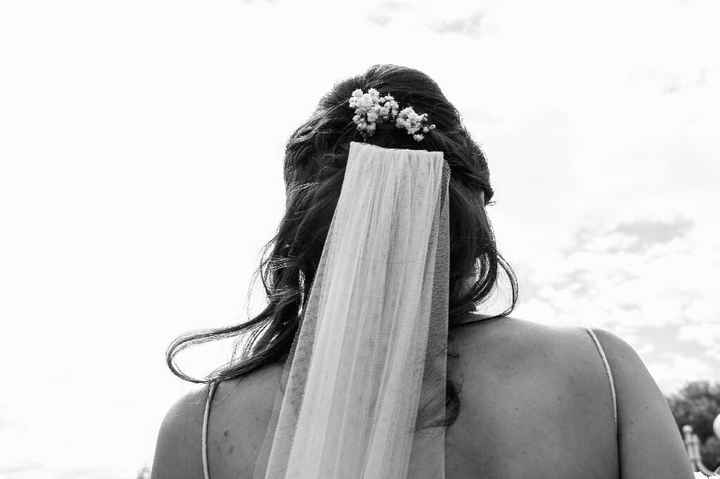  Garder les cheveux détachés et allier un voile - 1