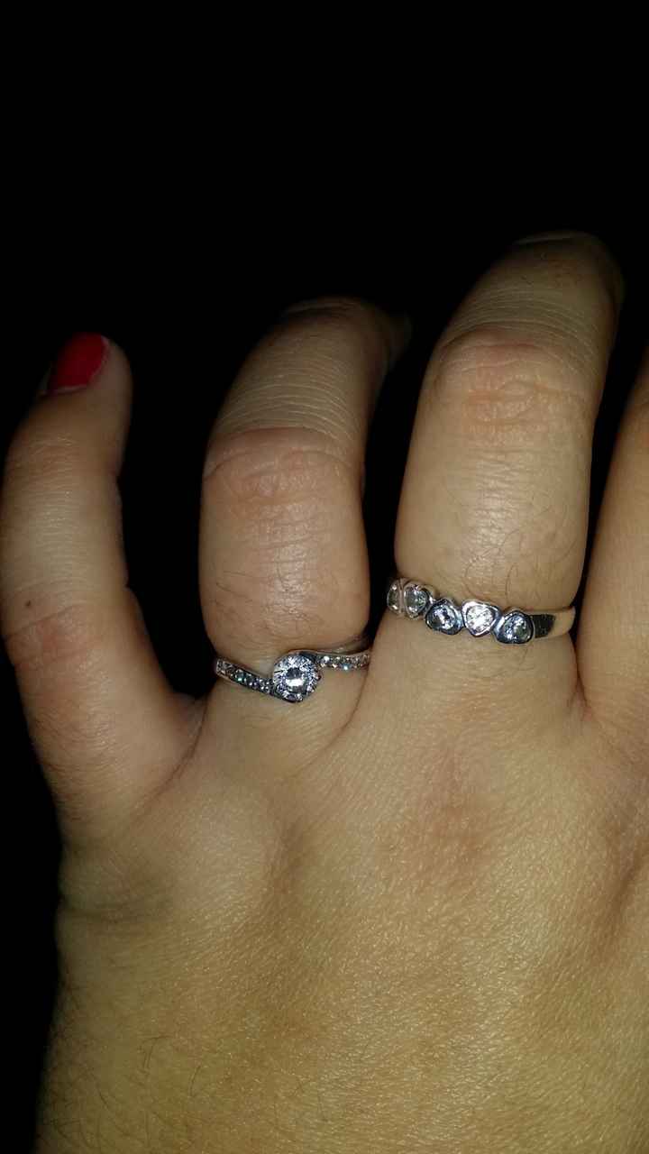 Qui porte une bague de fiançailles ? - 1