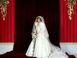 Petit délire : quel était le type de robe de mariée, l'année de ma naissance ? ( Oui, je sais, je ne
