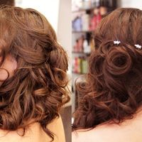 Coiffure sur le côté effet coiffé/Décoiffé