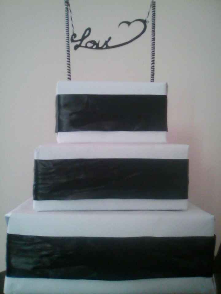 Deco bar a gourmandise : wedding cake en carton - 5