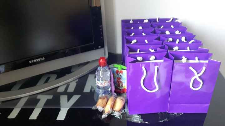 les sacs à goûter pour les enfants (eau, compote, madeleines et serviette)