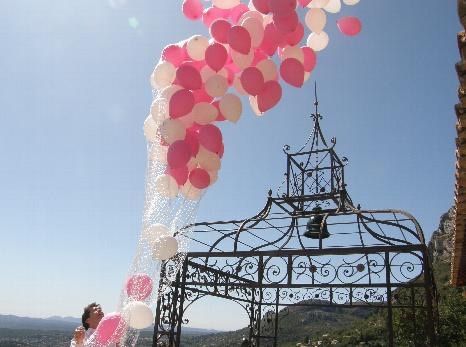 Lâche de ballons roses et blancs
