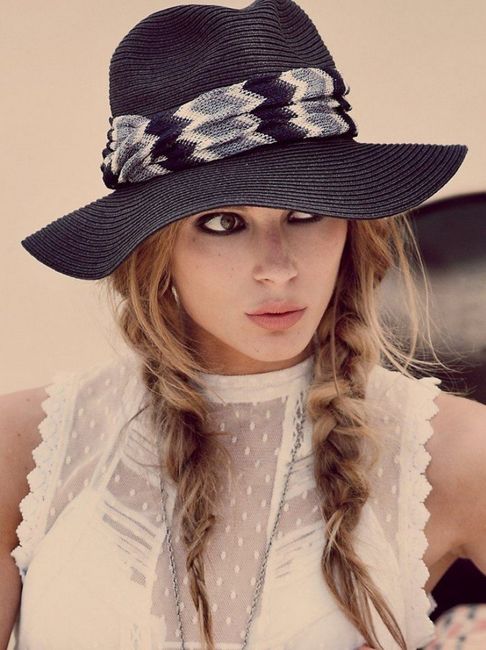 Quelle coiffure sous un chapeau ? 7