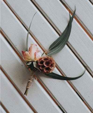 boutonnière scabieuse étoilée rose eucalyptus