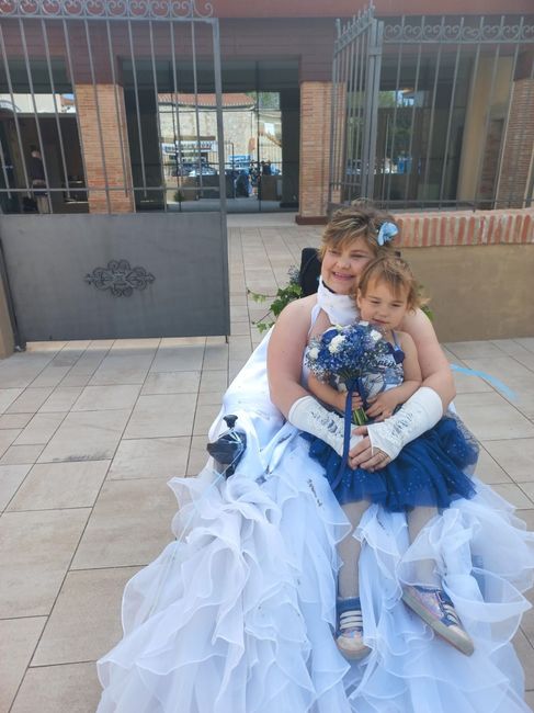 La mariée avec sa nièce à la sortie de la mairie 