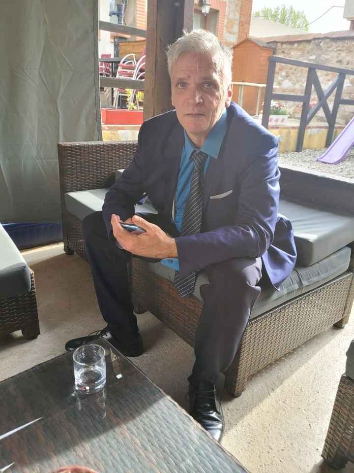 Le futur marié qui attend au gîte 