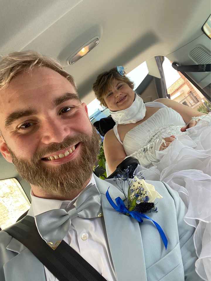 La mariée et son grand frère dans le taxi PMR à la sortie de la mairie 