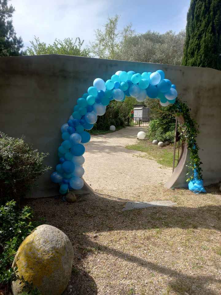 L'arche de ballons devant l'entrée de la salle 