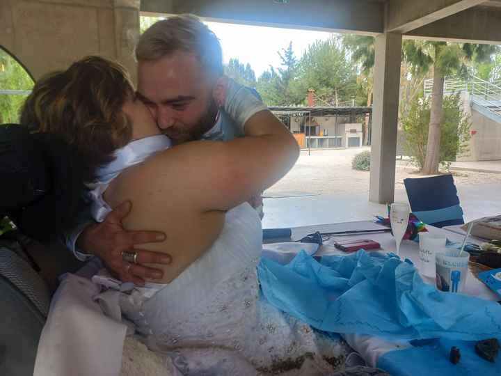 Câlin après karaoké improvisé entre la mariée et son grand frère 