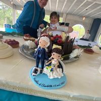 Les mariés qui présentent le dessert