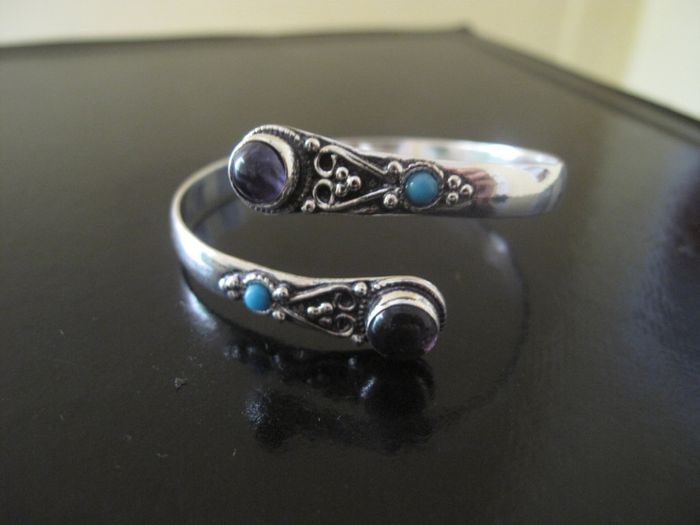 bracelet 2 ( avantage: il a aussi des pierres bleues, l'autre couleur de notre mariage!)