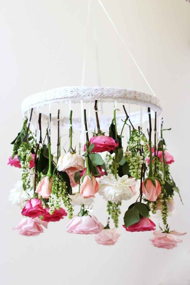 Un chandelier fleuri