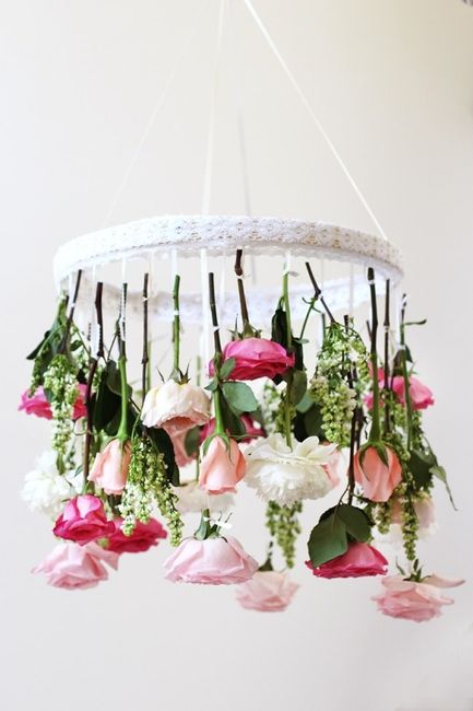 Un chandelier fleuri