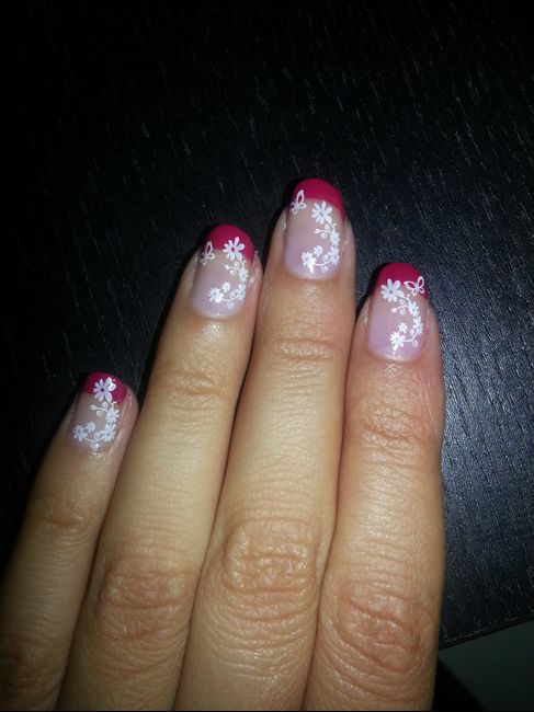 ongles blancs et roses