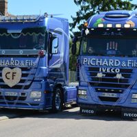 les 2 camions décorés