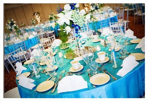 bleu turquoise, blanc et touche de bleu roi