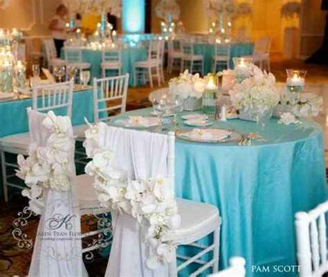 turquoise et fleurs blanches