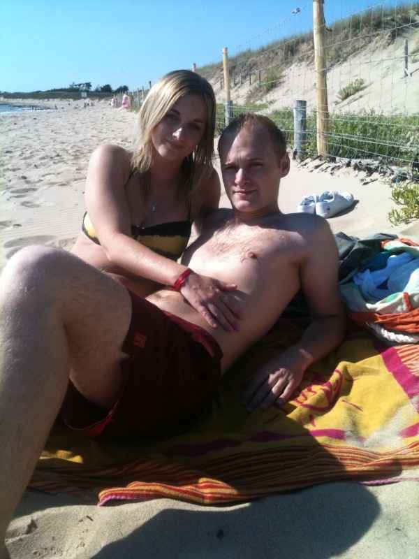 toujours nous deux sur la plage au debut de notre relation!!!