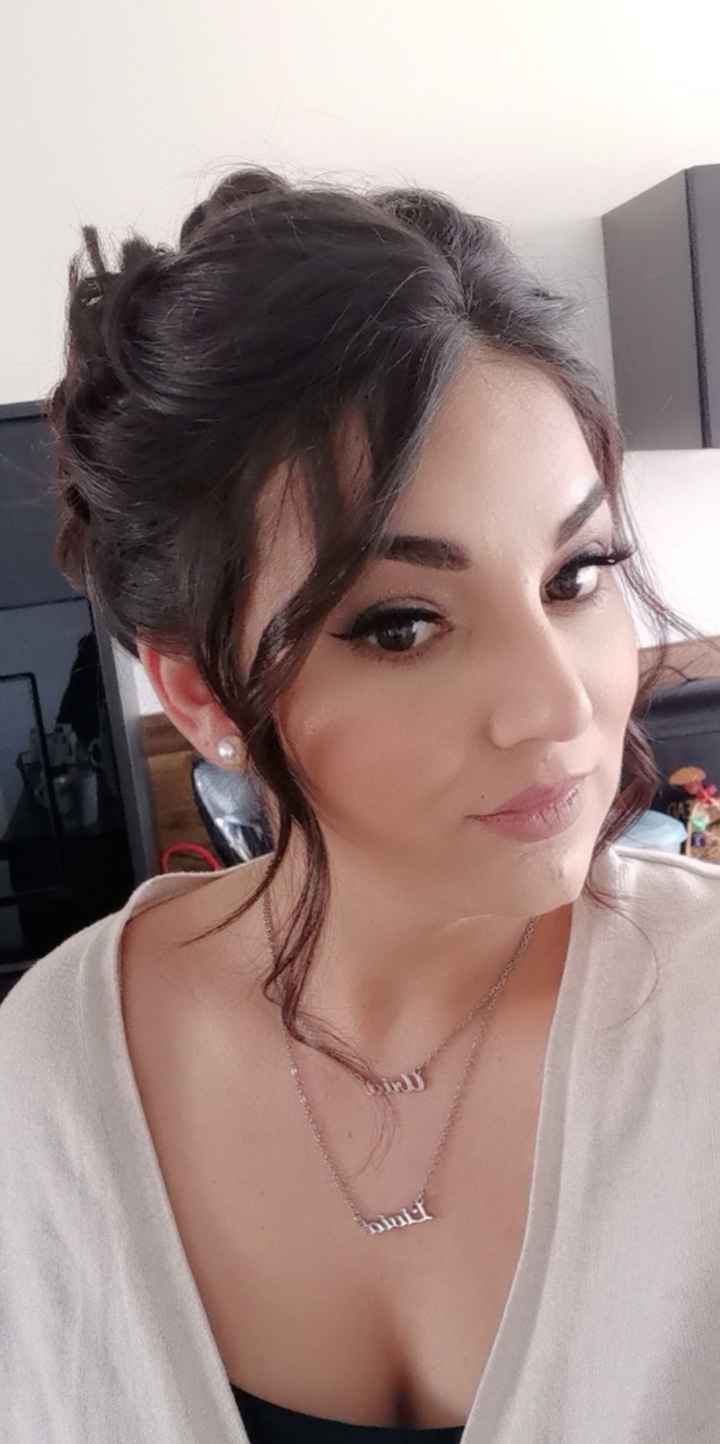 Voici mon essaie maquillage et coiffure. Pensez vous que je devrais plus accentuer le travail sur le