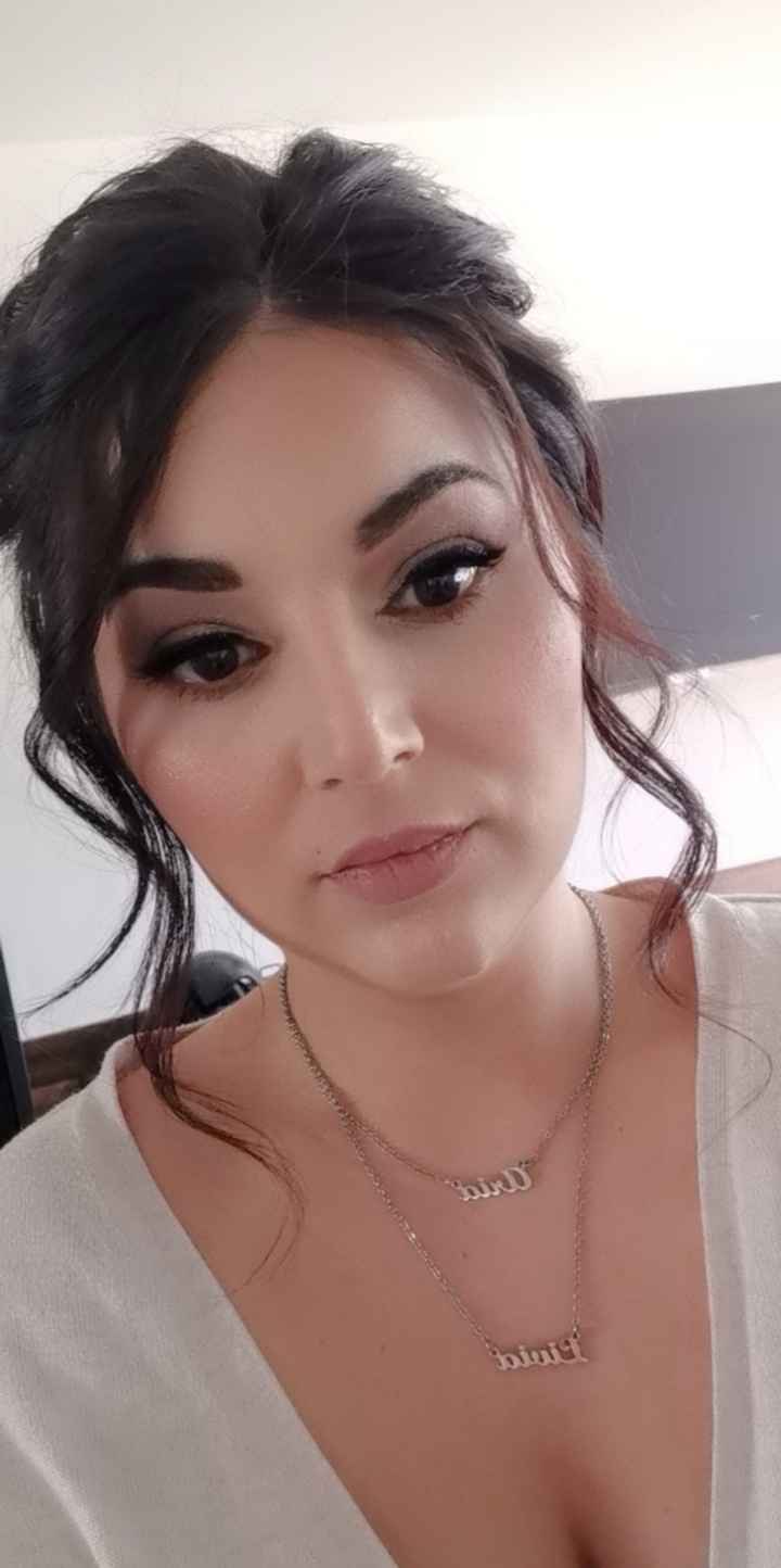 Voici mon essaie maquillage et coiffure. Pensez vous que je devrais plus accentuer le travail sur le