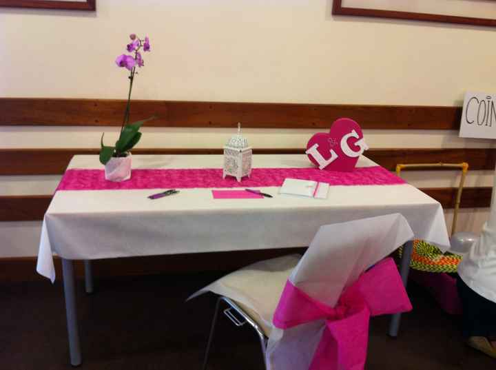 coin livre d'or et urne