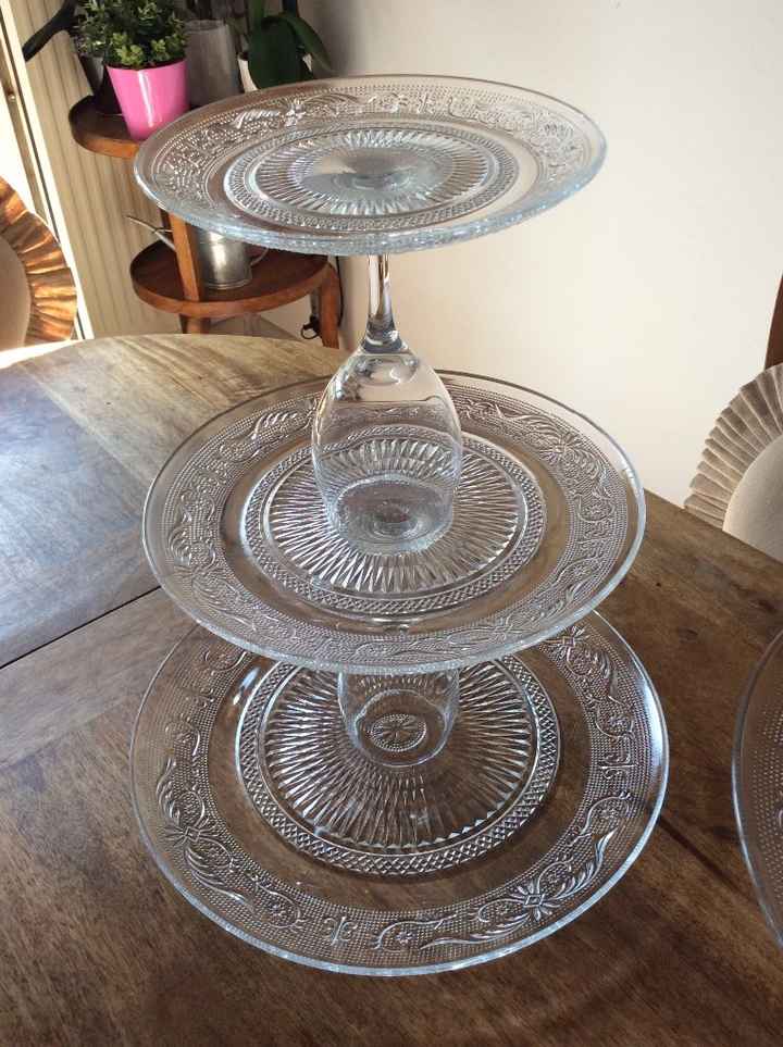Des assiettes, des verra à pieds et un peu de colle spéciale verre