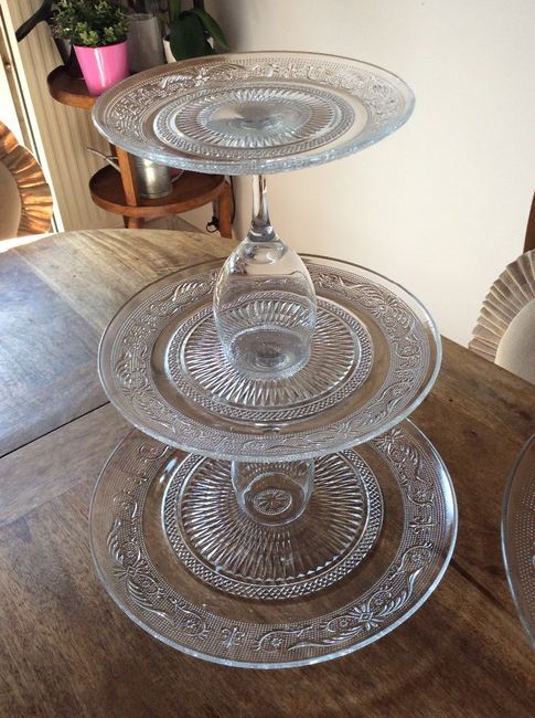 Des assiettes, des verra à pieds et un peu de colle spéciale verre