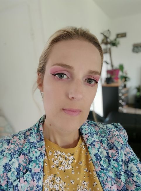 Essai maquillage et chignon suivis de ma robe 5