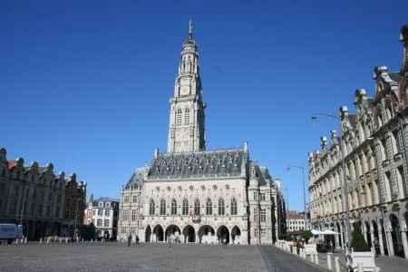 le beffroi au lieu de la mairie