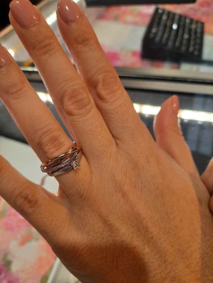 Qui porte une bague de fiançailles ? - 1