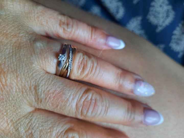 Comment porter le combo alliance bague de fiançailles - 1