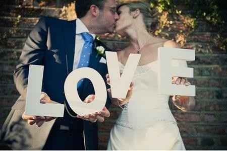 Grandes lettres blanches décoratives.