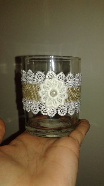 Petit vase en dentelle et toile de jute