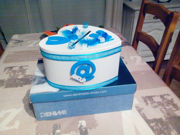 urne turquoise et blanc
