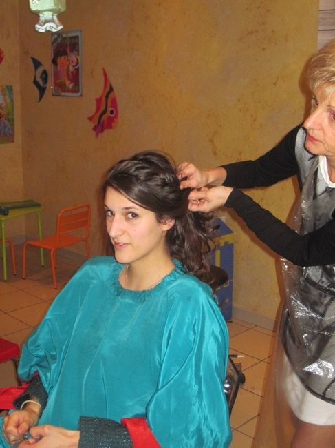 Devant, pendant la coiffure. 