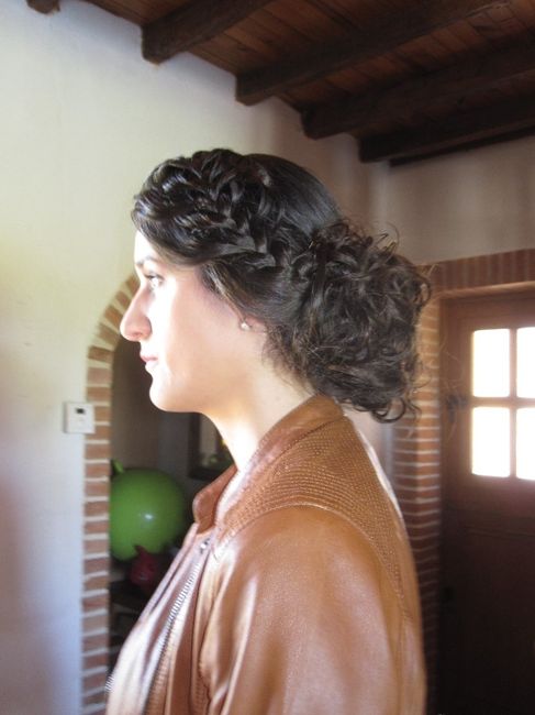 Côté gauche avec la tresse (le chignon retombe un peu trop car il manque la laque)