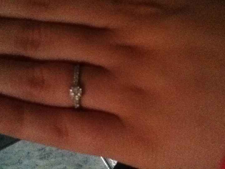 Qui porte une bague de fiançailles ? - 1