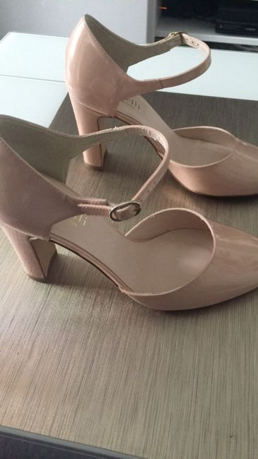 Les talons font 9 cm un peu large mais super confortables!!