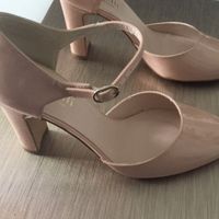 Les talons font 9 cm un peu large mais super confortables!!