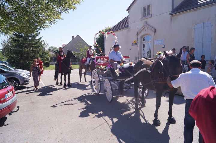 La fameuse calèche et son cortège de cavalières