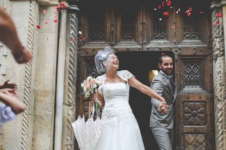 la sortie de l'eglise sous les petales et lavande