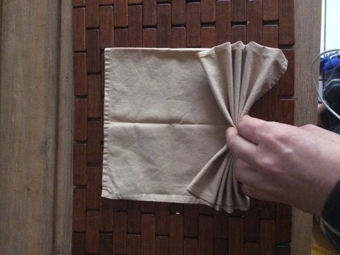 Petit tuto pour pliage de serviettes en forme de paon - 3