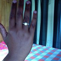 qui porte une bague de fiançailles