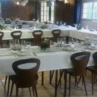 2 espaces (espace repas et espace pste de danse)