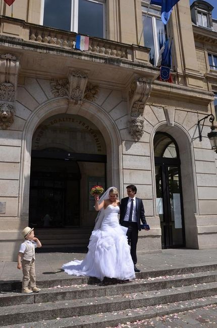 A la sortie de la mairie
